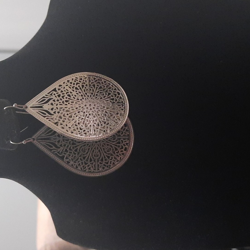 Elegant Silver Teardrop Earrings - Picture 3 of 3